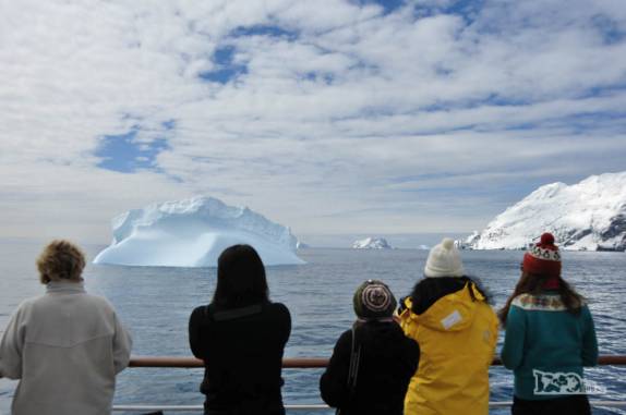 Passageiros observam incrédulos a iceberg que afundou na baía de Point Wild, em Elephant Island, na Antártida
